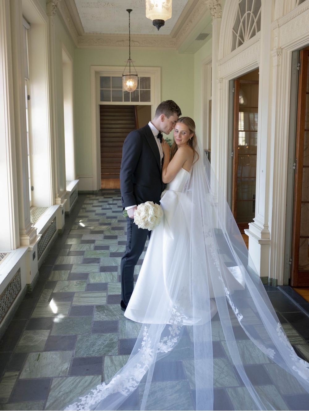 Vera Wang Wedding Veil - Picture 2 of 6